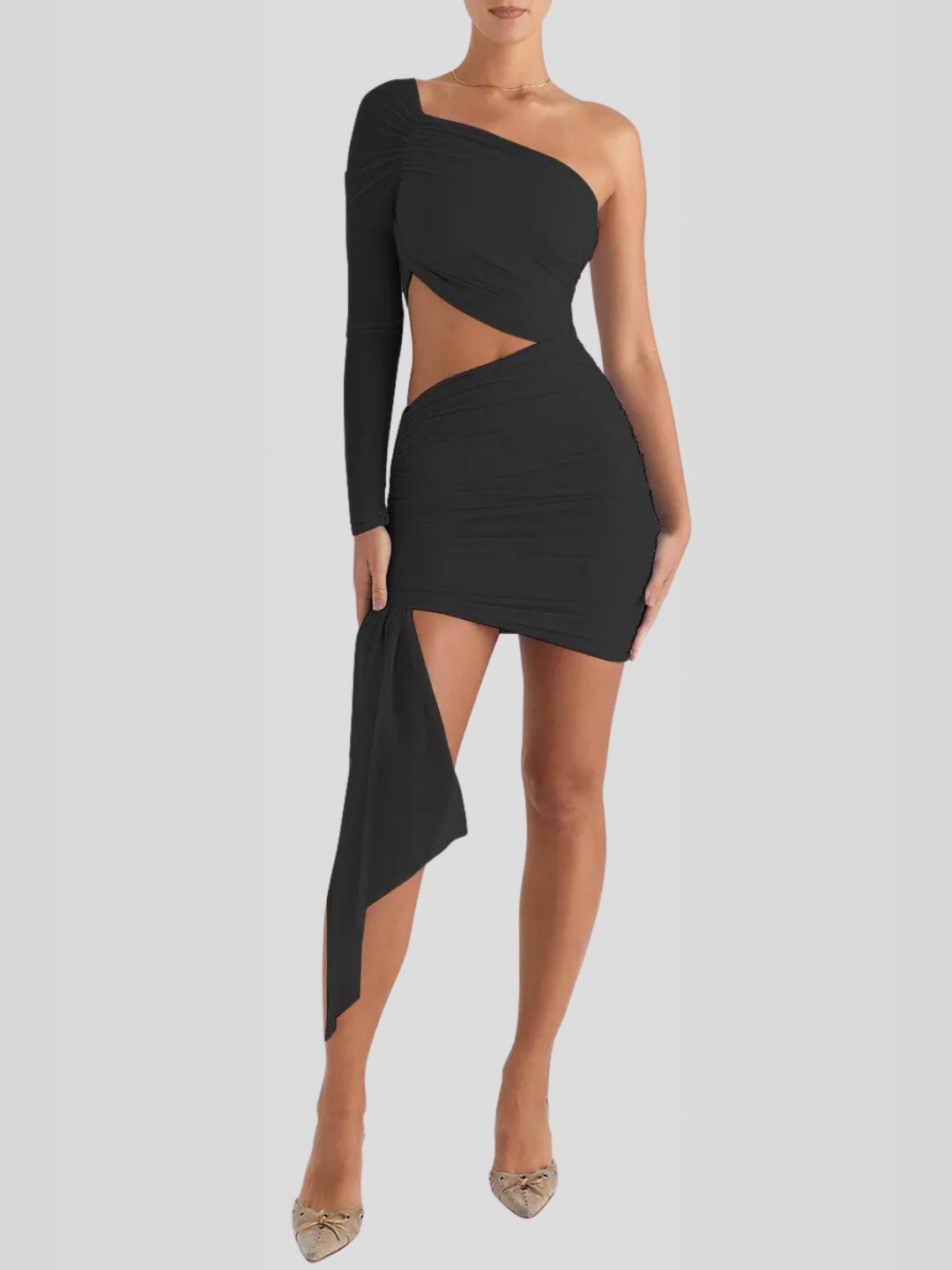 Modelo usando vestido corto negro con escote asimétrico, manga larga y corte lápiz ajustado. Diseño elegante y moderno ideal para eventos de noche.
