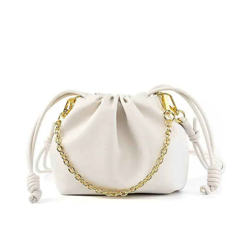 Bolso pouch blanco de cuero legítimo con cadena dorada – Modelo Aurelia
