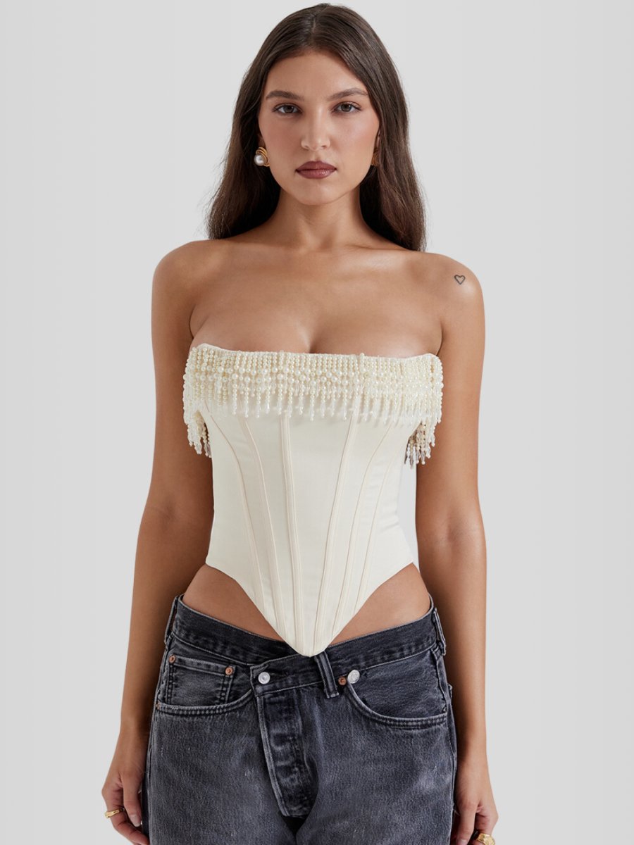 Modelo usando corset blanco elegante con perlas Veliara