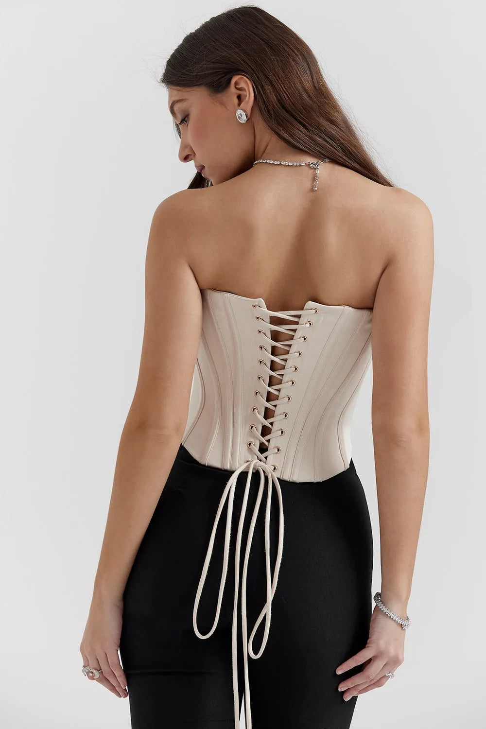 Corset blanco satinado con escote estructurado – Modelo Ellay