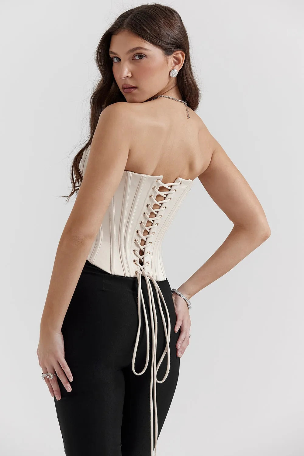 Corset blanco satinado con escote estructurado – Modelo Ellay