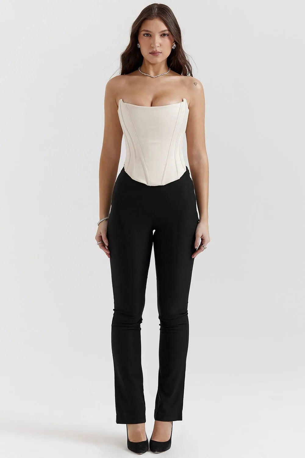 Corset blanco satinado con escote estructurado – Modelo Ellay