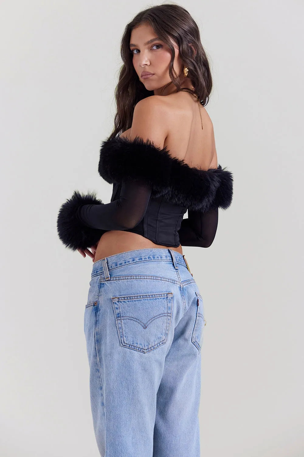 Modelo usando el Corset Negro con Mangas Largas Ryana de VELIARA