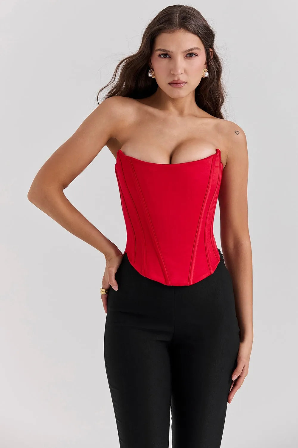Modelo usando corset rojo elegante con estructura moldeadora