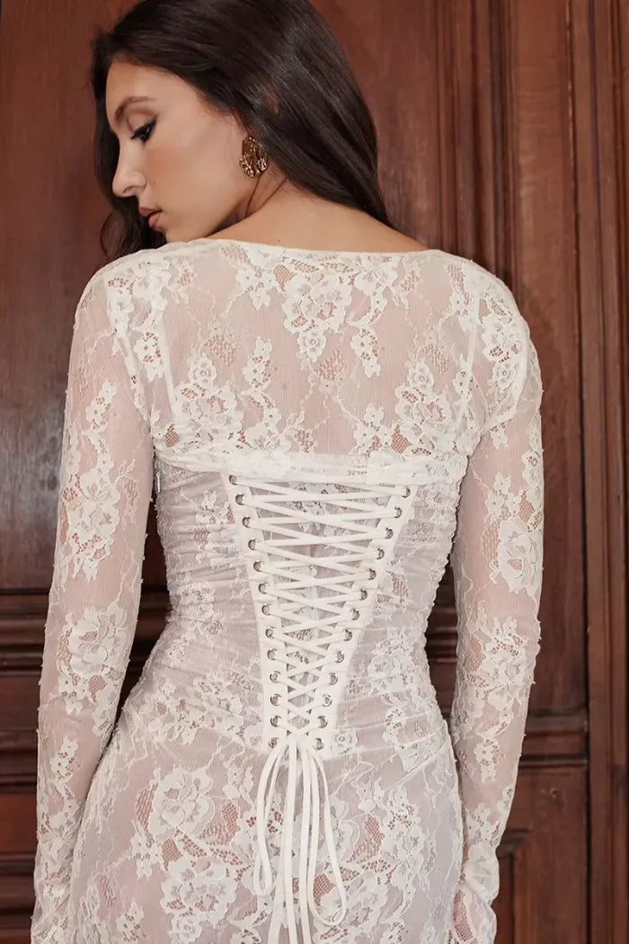 Modelo usando vestido blanco largo de encaje con tirantes – ideal para boda civil o evento elegante