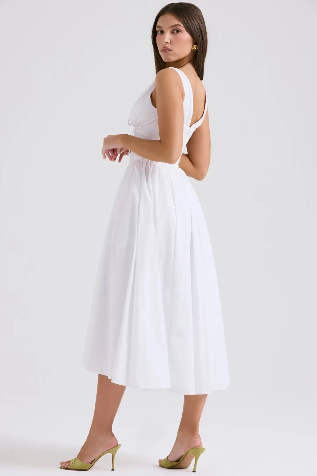 Modelo usando vestido blanco midi con escote profundo y corset – ideal para boda civil