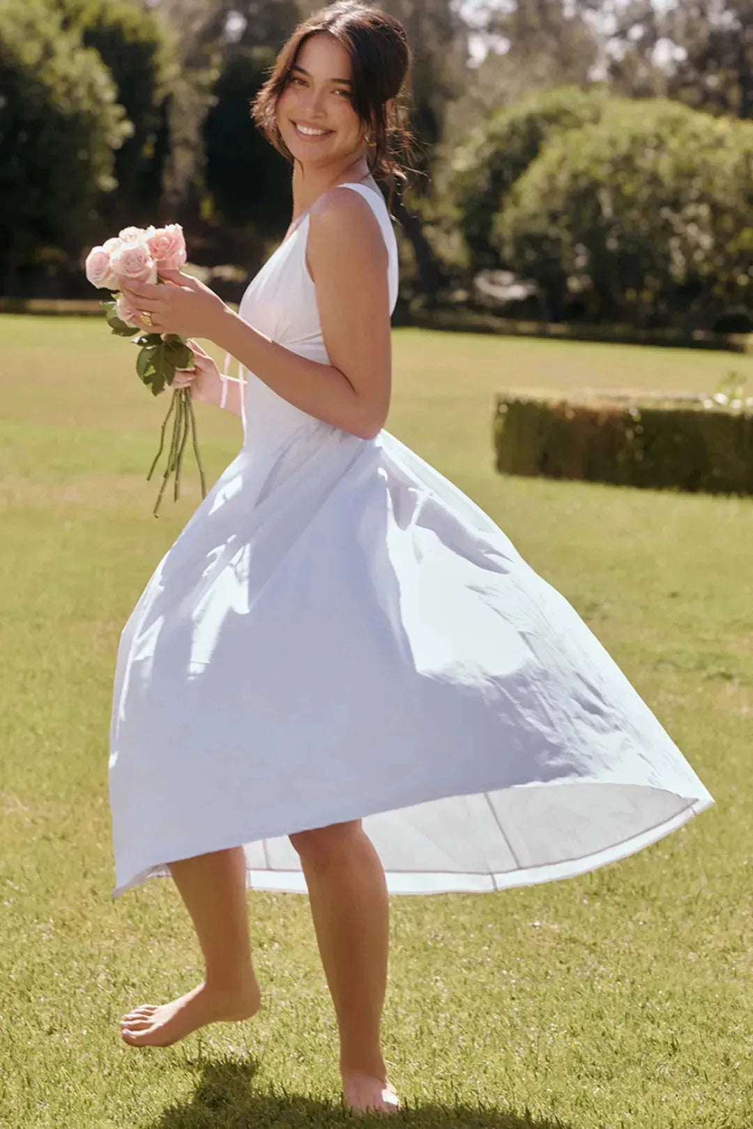 Modelo usando vestido blanco midi con escote profundo y corset – ideal para boda civil