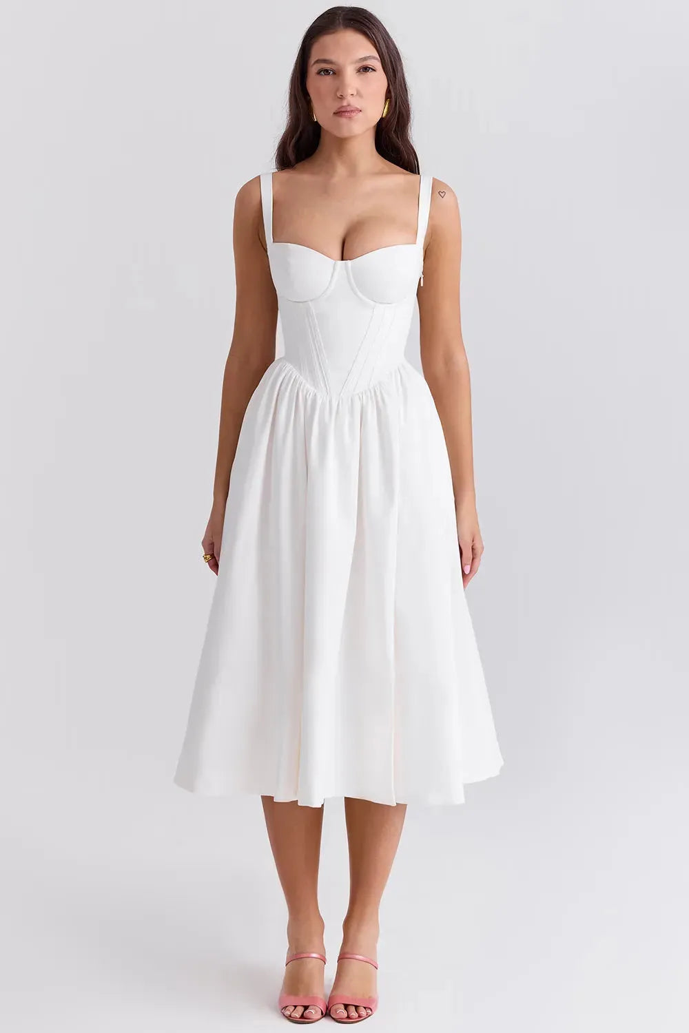 Modelo usando vestido midi blanco con corset para boda civil – Aghata