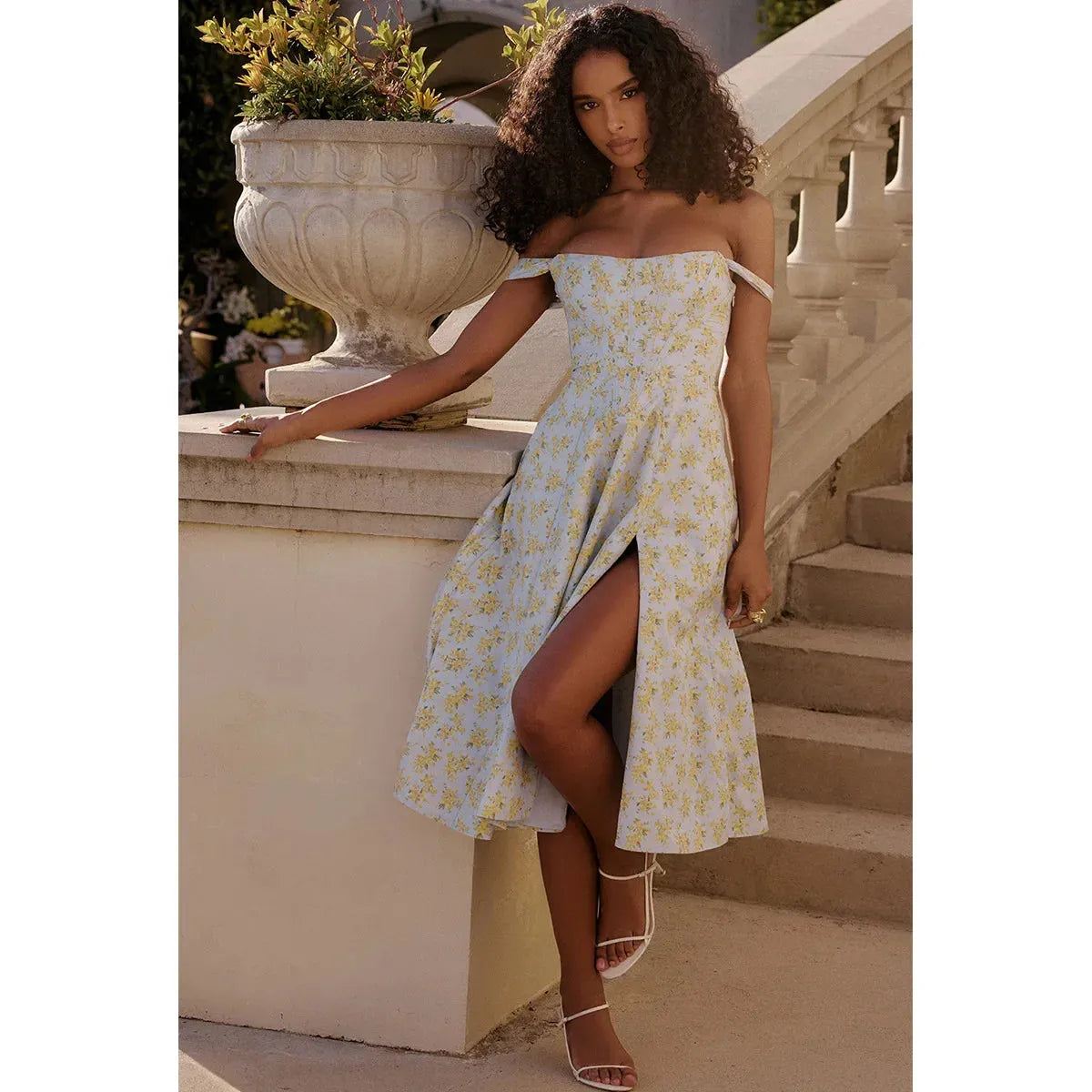 Modelo usando vestido azul midi con corset y escote recto, perfecto para cenas románticas y eventos de día.