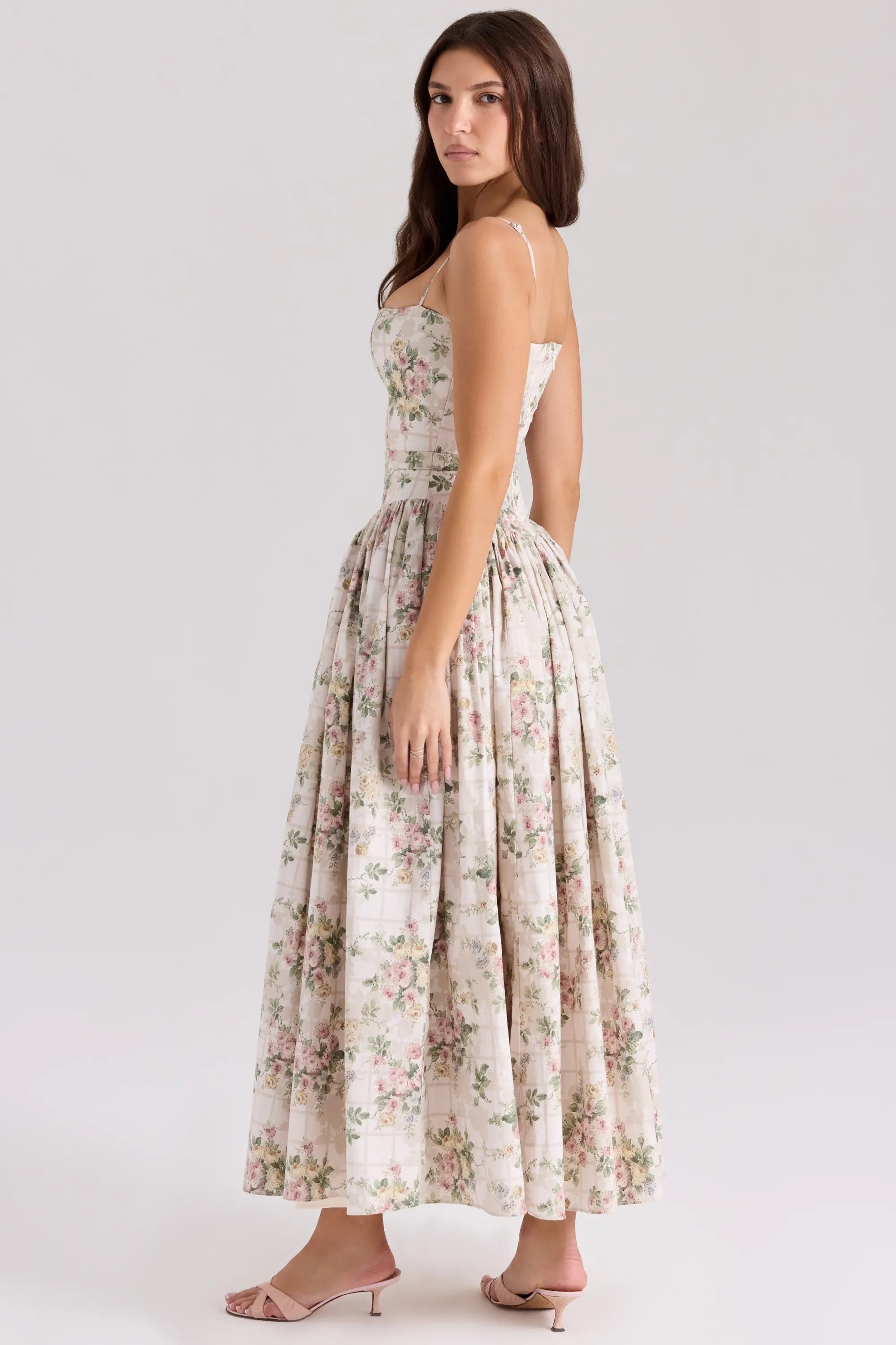 Modelo usando el Vestido Izzie en color Crema Vintage – corset estructurado y estampado delicado