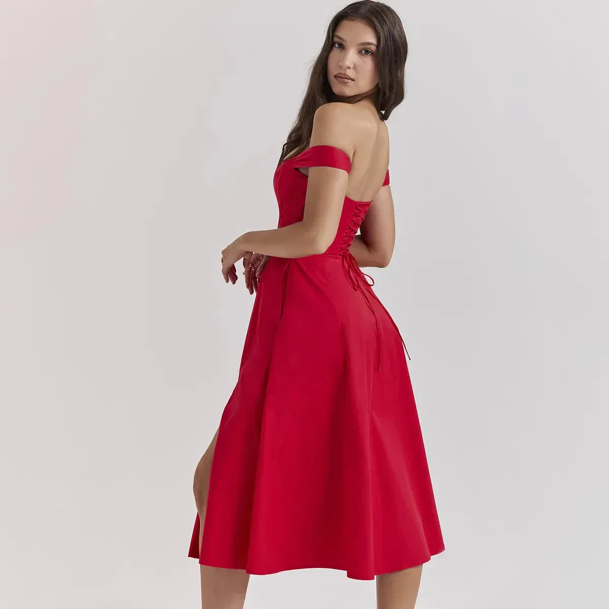 Modelo usando vestido rojo midi con corset y falda amplia, perfecto para graduación o eventos elegantes de noche.