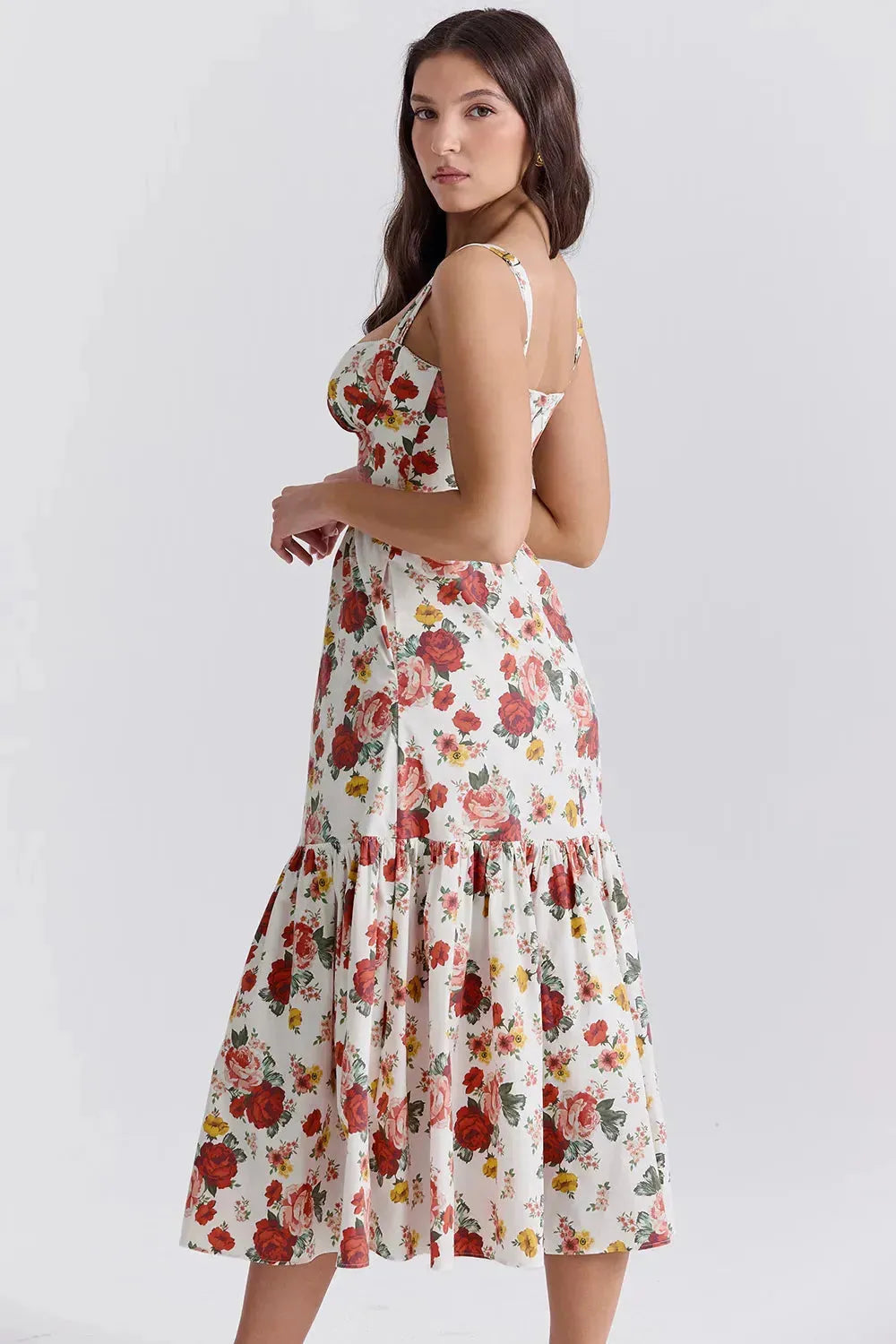 Modelo usando vestido midi floral con corset