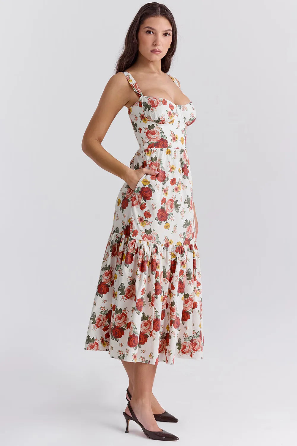 Modelo usando vestido midi floral con corset