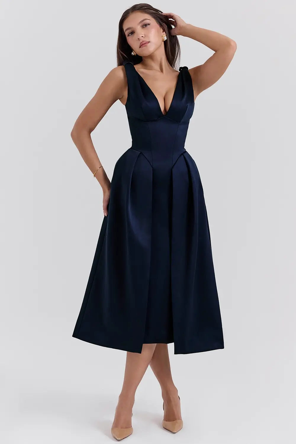 Modelo usando vestido midi plisado de satén azul marino – ideal para bodas y eventos especiales