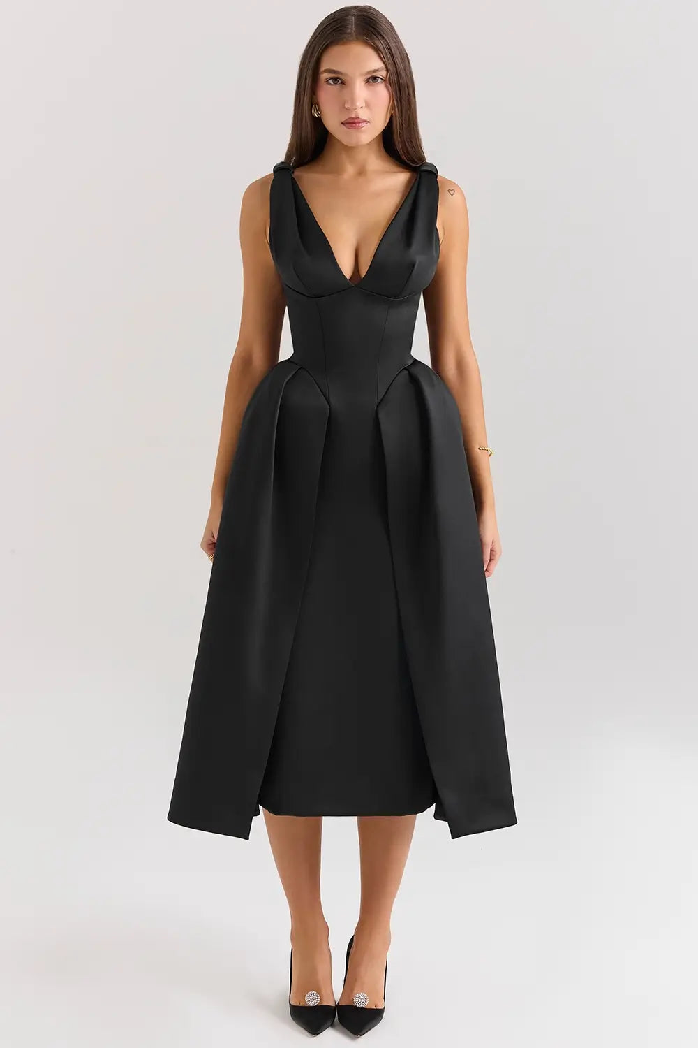 Modelo usando vestido midi elegante negro de satén plisado – vestido para fiesta y noche formal